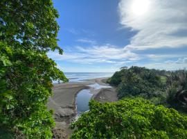 BEACHFRONT APARTMENT Vistas de Bejuco, hotel i Parrita