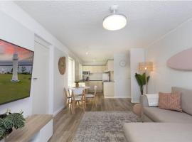 Totally Beachin' Two bed, prime holiday location walk to everything!, apartment in Yamba