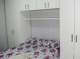 Apt 1 qto wifi - netflix - ar condicionado - prox ao metrô -ambiente familiar., accommodation in Ceilândia