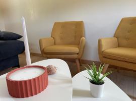 Gîte cosy au calme avec grand jardin, proche du Mans - Parking privé, Wifi fibre, équipements complets - FR-1-410-392, Hotel in Roézé-sur-Sarthe