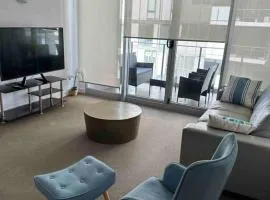 Cozy Hunter ST Apartment