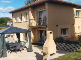 Gîte climatisé à 15 min de Lyon avec jardin privé, khách sạn sang trọng ở Feyzin