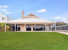 Exclusive *Front Row* Sunsets & Beachfront Bliss in Busselton