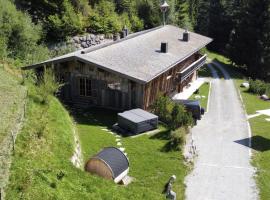 Luxury old wood mountain chalet in a sunny secluded location with gym, sauna & whirlpool, hotelli kohteessa Scheffau am Wilden Kaiser lähellä maamerkkiä Hochfeldlift-Schwoich