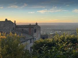 Medieval Penthouse with Sunset Panoramic Views, poceni hotel v mestu Giove