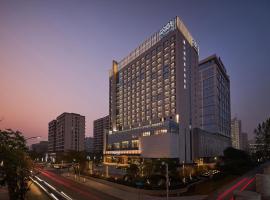 Four Points by Sheraton Jiaxing, отель в городе Цзясин