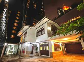 2 minutes walk to ASOK BTS, MRT, Terminal 21, Sukhumvit 19 BEST LOCATION! Free Airport Shuttle, cottage in Bangkok