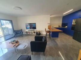 Renovated central 4 bedroom apt with great terrace and Bomb Shelter, hotell i Ramat Gan