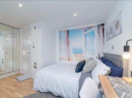 Pass the Keys Cozy Studio just 20 mins to Central London, hotel in Raynes Park