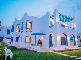 4 bedrooms villa with private pool in Tunis village faiuym, hotel in Qaryat at Ta‘mīr as Siyāḩīyah