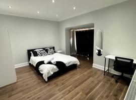 Black & White Double Bedroom, guest house sa London