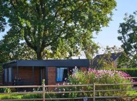Houten huisje tussen paarden