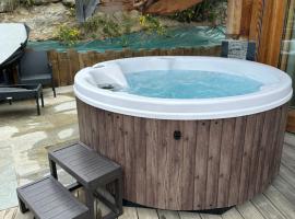 Beau chalet GUSTAVE 4 chambres 50m piste Huez Express, khách sạn ở L'Alpe-d'Huez
