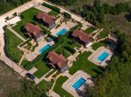 Evritos Villas & Suites with pool, apart-hotel u gradu Karpenision