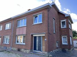 Beautiful house with 4 bedrooms in Hees, semesterhus i Bilzen