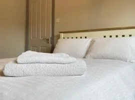 Spacious Double Room with Private Bathroom in Quiet Area Easy Access to London Central & London Bridge