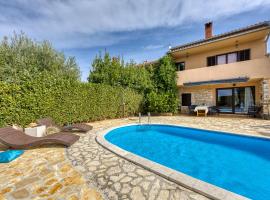 Holiday house Marinela with Private Pool and Fenced Garden, villa sa Radetići