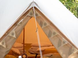 Avalon Boutique Camping @ The Crossways, cort de lux din North Wootton