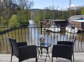 Marina Boathouse, lake windermere lets, ξενοδοχείο σε Bowness-on-Windermere