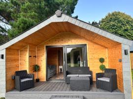 Riverside Retreats - Steamers Meadow, leirint&auml;alue kohteessa Gwinear