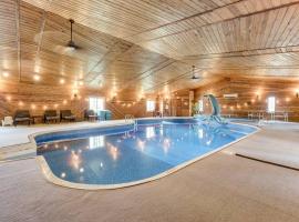 Epic Indoor Pool w/slide & hot tub close to beach ค็อทเทจในBridgman