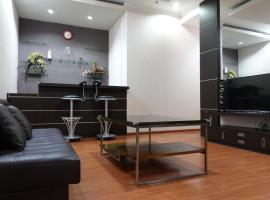 Town House MGR 2, Central Park Mall Area, Pool Side-1st floor, alojamiento con onsen en Yakarta
