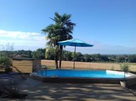 Spacious & Cosy Gîte, swimming pool, feriebolig i Tonneins