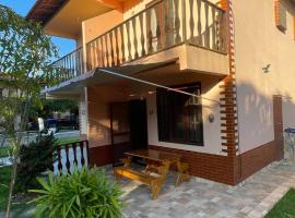 Casa Feliz 2 quartos com Ar, condominio com piscina,200m da lagoa, Villa in Araruama