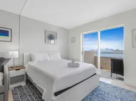 Waterfront Studio Condo in the Heart of Miami - Skyline & Bay Views
