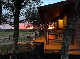 Hickory Ridge Hideaway Cabin - Romantic, Peaceful, hotel in Llano