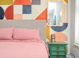 Chic 3BR-2BA Decatur Retreat with Stylish Decor, hotel in Decatur