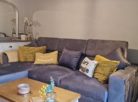 Country Style, 2 bedroom house, Parking and superb location