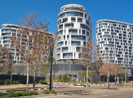 Ellipse Waterfall City Luxury Apartment - Bigger Apartment than Most - Middle floor