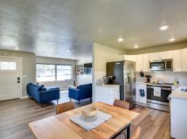 Vibrant DeLand House Near Stetson University!, hotel in De Land