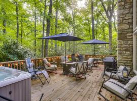 Well-Appointed Boone Home with Hot Tub and Gas Grill, hótel í Valle Crucis