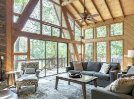 Lakeview Hideaway by Sarah Bernard Chalets, with Firepit and Private Dock on a Quiet Lake, hotel s bazénom v destinácii Innsbrook