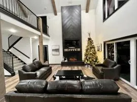 NEW! Luxury Lakefront Lodge 1- FREE Pool/Hot Tub, Pickleball, Mini Golf and More!