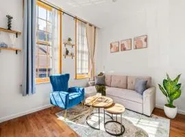 Charming Home In Heart of City With King Size Bed!