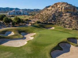 Magnifique penthouse ensoleillé sur golf, hotel met parkeren in Baños y Mendigo