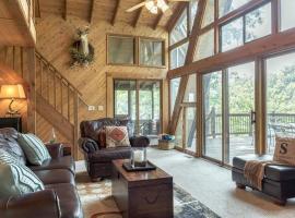 2621 Grendel Grove, Gorgeous Lakeside Chalet with Yard, Firepit, Private Dock By Sarah Bernard, hotell med basseng i Innsbrook