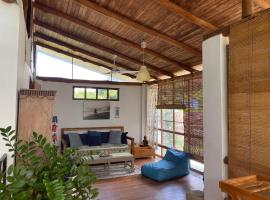 Tropical - Airy, open plan apartment in heart of Santa Teresa, apartment in Santa Teresa Beach