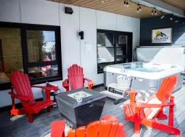 Selkirk Staytion - Stylish Condo with Hot Tub