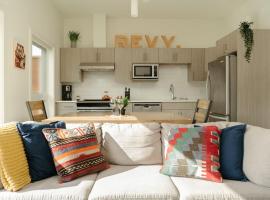 The Nest - Condo with Hot Tub & BBQ, hotel v destinaci Revelstoke