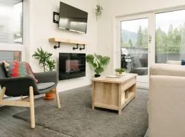 The Nest - Condo with Hot Tub & BBQ