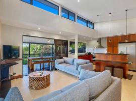 King Parrot Retreat - Opulent Oasis Exclusive Getaway for 9, hotel with parking in Mooloolah