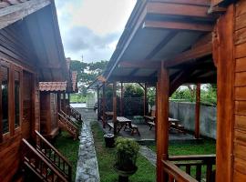 Mayeka Transit Hostel Bandara Internasional Lombok: Praya şehrinde bir Oda ve Kahvaltı