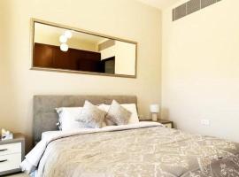 Cozy room near pool muscat Bay, hotel amb aparcament a Bandar Jişşah