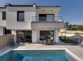 Villa Rosemary -semi-detached villa with a pool and a panoramic view, close to a sandy beach - by TRAVELER tourist agency Krk, hotell i Risika