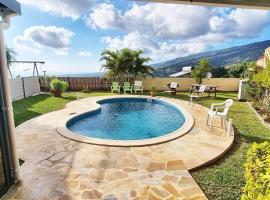 Bungalow des pensées piscine chauffée 28°، فندق في سان دوني