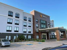 La Quinta Inn & Suites by Wyndham Tulsa Midtown, hotel in Tulsa